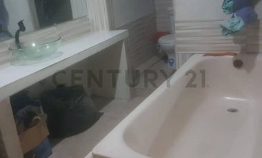 DE OPORTUNIDAD CASA CON EXCELENTE UBICACIÓN EN MANTA
