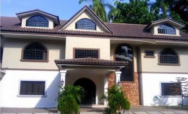 Se vende casa en Urbanización Llanos de Curundú I Ancón (MFV)