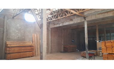 Galpón con chalet en Planta Alta