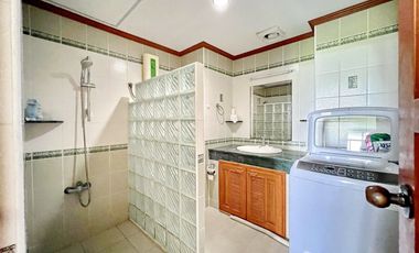Hot deal for this huge apartment in the heart of the city