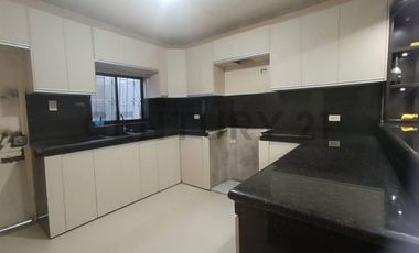 Venta Casa de 5 Dormitorios en Sur de Guayaquil, KariG