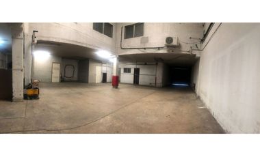Venta edificio en Miraflores - Oficinas, bodega, y Parqueo de camiones
