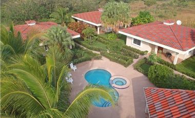 Venta: Propiedad de playa con 4 casas en Santa Clara
