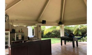Venta: Propiedad de playa con 4 casas en Santa Clara