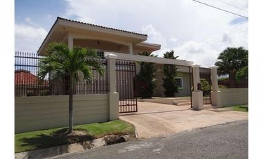 Venta: Propiedad de playa con 4 casas en Santa Clara