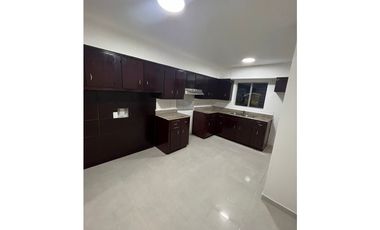CRISTOBAL / DAVIS COLON / CASA 258M2 / 2 NIVELES / 4 HABITACIO
