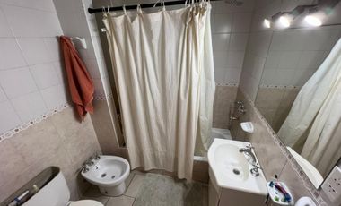 VENTA DE INMEJORABLE DÚPLEX 4 AMBIENTES EN MONTE GRANDE CENTRO - CON COCHERA