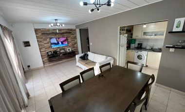 VENTA DE INMEJORABLE DÚPLEX 4 AMBIENTES EN MONTE GRANDE CENTRO - CON COCHERA