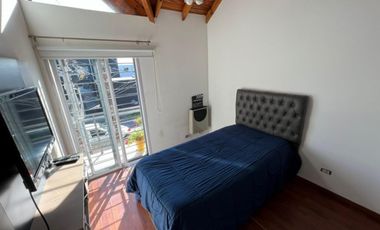 VENTA DE INMEJORABLE DÚPLEX 4 AMBIENTES EN MONTE GRANDE CENTRO - CON COCHERA
