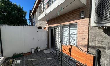 VENTA DE INMEJORABLE DÚPLEX 4 AMBIENTES EN MONTE GRANDE CENTRO - CON COCHERA