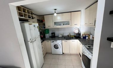 VENTA DE INMEJORABLE DÚPLEX 4 AMBIENTES EN MONTE GRANDE CENTRO - CON COCHERA