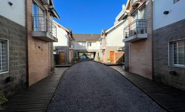 VENTA DE INMEJORABLE DÚPLEX 4 AMBIENTES EN MONTE GRANDE CENTRO - CON COCHERA