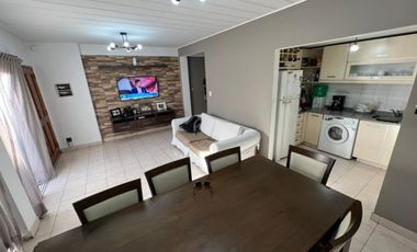 VENTA DE INMEJORABLE DÚPLEX 4 AMBIENTES EN MONTE GRANDE CENTRO - CON COCHERA