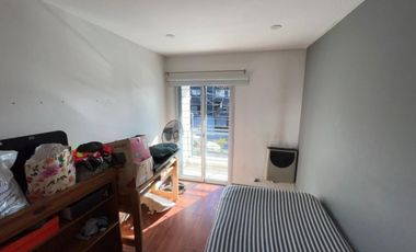 VENTA DE INMEJORABLE DÚPLEX 4 AMBIENTES EN MONTE GRANDE CENTRO - CON COCHERA