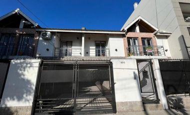 VENTA DE INMEJORABLE DÚPLEX 4 AMBIENTES EN MONTE GRANDE CENTRO - CON COCHERA
