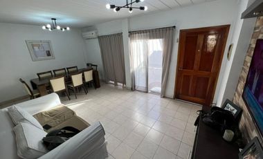 VENTA DE INMEJORABLE DÚPLEX 4 AMBIENTES EN MONTE GRANDE CENTRO - CON COCHERA