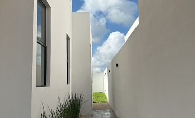 Casa en venta, Privada Zentura, Casa KOQUE, Cholul Mérida, Yuc.
