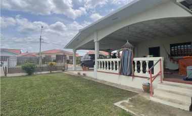 Venta: Hermosa y espaciosa casa con dos lotes en Penonomé