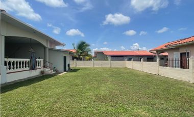 Venta: Hermosa y espaciosa casa con dos lotes en Penonomé