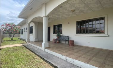Venta: Hermosa y espaciosa casa con dos lotes en Penonomé