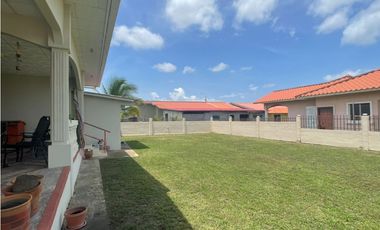 Venta: Hermosa y espaciosa casa con dos lotes en Penonomé
