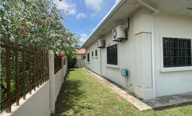 Venta: Hermosa y espaciosa casa con dos lotes en Penonomé