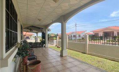 Venta: Hermosa y espaciosa casa con dos lotes en Penonomé
