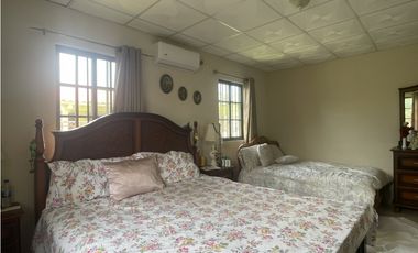 Venta: Hermosa y espaciosa casa con dos lotes en Penonomé