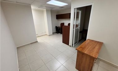 OBARRIO / OFICINA AMOBLADA / PH OMEGA / 234M2 / 5 PARKIN