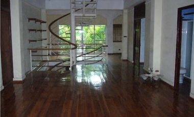 SE ALQUILA AMPLIA CASA EN ALBROOK DE 2 PISOS