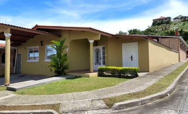 VENTA DE LINDA CASA DE ESQUINA EN BRISAS DEL GOLF 3 RECAMARAS 3 BAÑOS