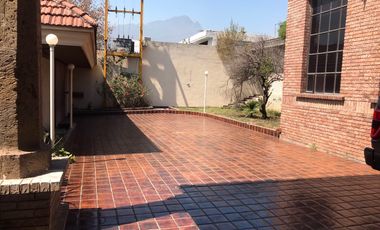 CASA EN RENTA EN MITRAS SUR PARA ESCUELA, ASILO, NOTARIA, CENTRO MEDICO!!