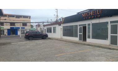 Se renta local comercial en Manta 2000