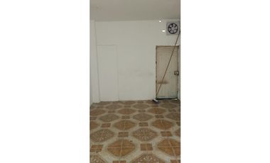 Se renta local comercial en Manta 2000