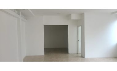 Se renta local comercial en Manta 2000