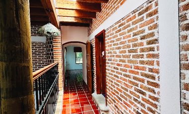 Hermosa Casa en Venta en Briones: Estilo Colonial