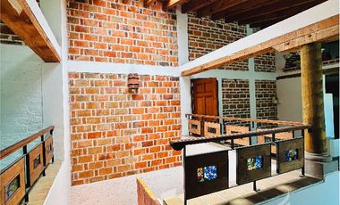 Hermosa Casa en Venta en Briones: Estilo Colonial