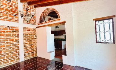 Hermosa Casa en Venta en Briones: Estilo Colonial