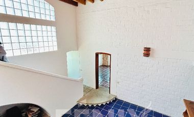 Hermosa Casa en Venta en Briones: Estilo Colonial