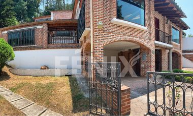 Hermosa Casa en Venta en Briones: Estilo Colonial