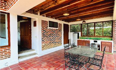 Hermosa Casa en Venta en Briones: Estilo Colonial