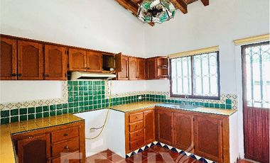 Hermosa Casa en Venta en Briones: Estilo Colonial