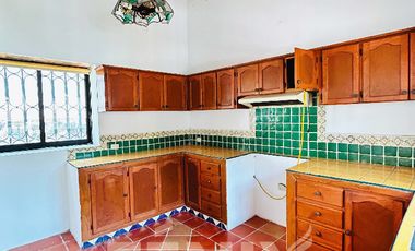 Hermosa Casa en Venta en Briones: Estilo Colonial