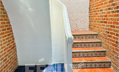 Hermosa Casa en Venta en Briones: Estilo Colonial