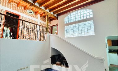 Hermosa Casa en Venta en Briones: Estilo Colonial