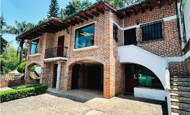 Hermosa Casa en Venta en Briones: Estilo Colonial