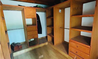 Hermosa Casa en Venta en Briones: Estilo Colonial