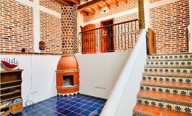 Hermosa Casa en Venta en Briones: Estilo Colonial