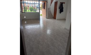 Rento casa en conjunto cerrado en chia de dos niveles.