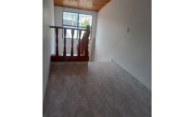 Rento casa en conjunto cerrado en chia de dos niveles.